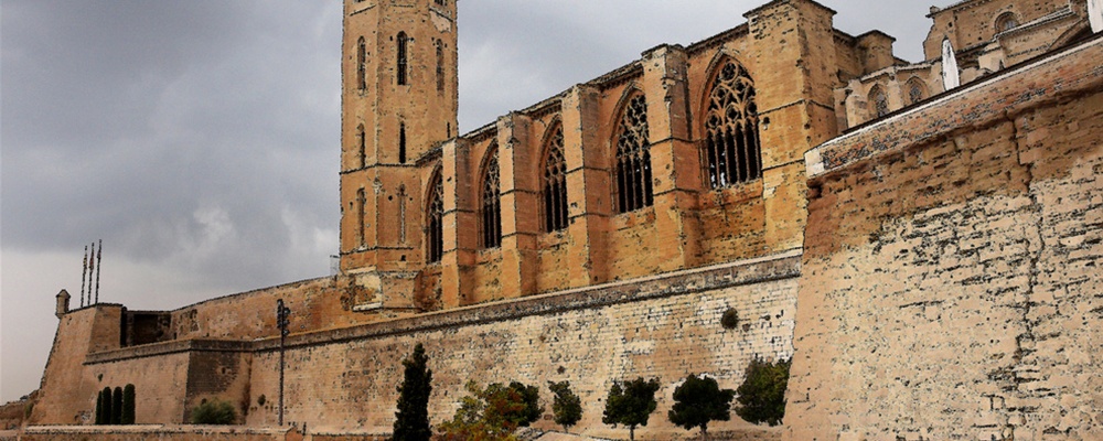Lerida, (Lleida, Solsona), la cattedrale, un giorno piovoso dell'estate